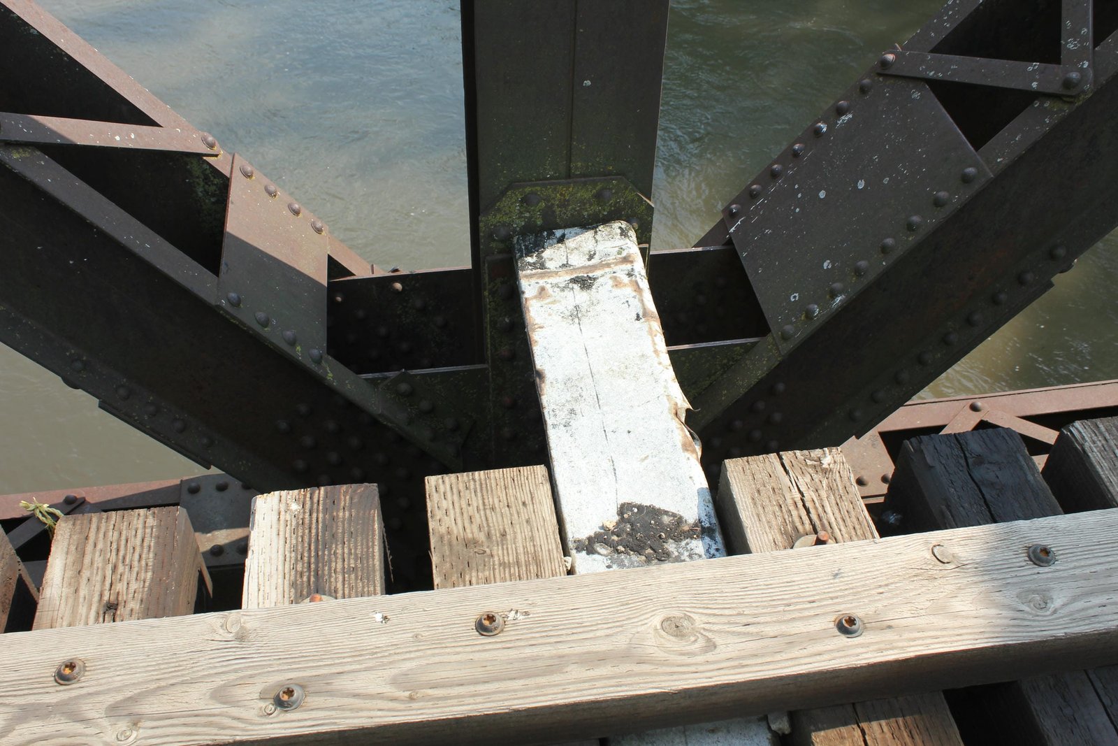 Lower connection